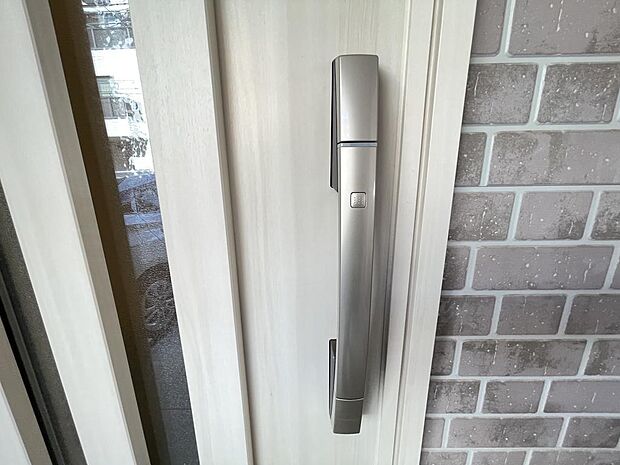玄関はカードキー対応！毎日の施錠が楽々で、防犯にもおすすめです！