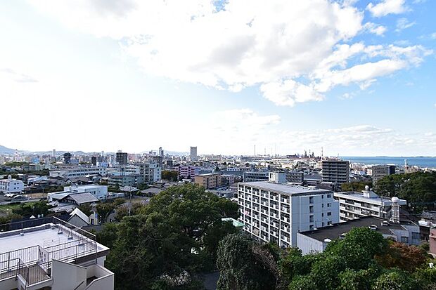 バルコニーからは小倉の市街地や小倉港方面を眺める好景観です！