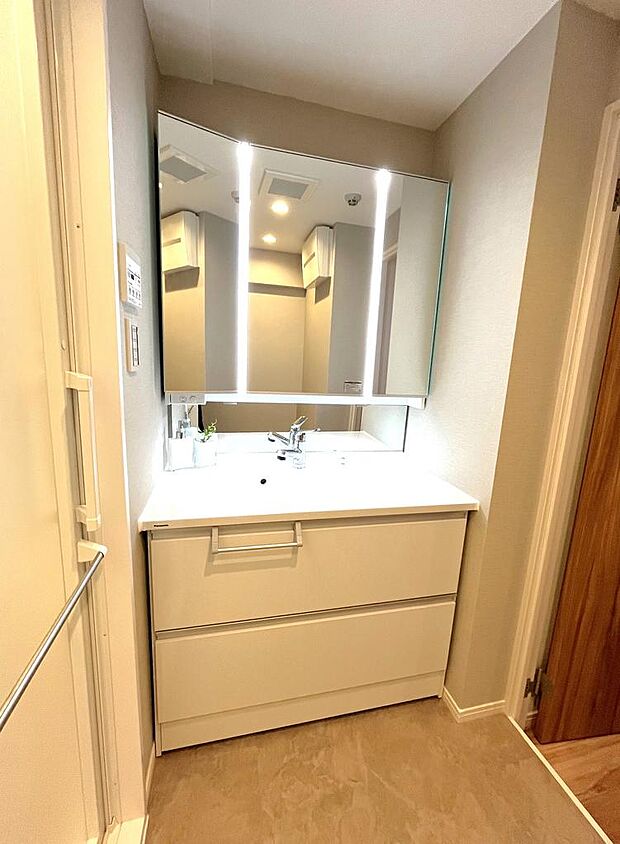 室内（2024年2月）撮影たっぷりの収納を設けたシャワー付洗面化粧台で快適な暮らしを実現。収納力と機能性に優れていてお手入れもラクラクです。上質な洗面空間がゆとりの時間を演出してくれます。