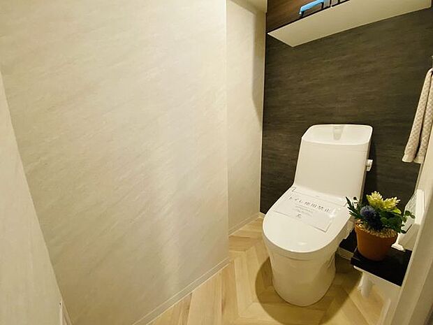 トイレもリフォームで清潔感のあるデザインです♪上部に収納があるのは便利ですね♪