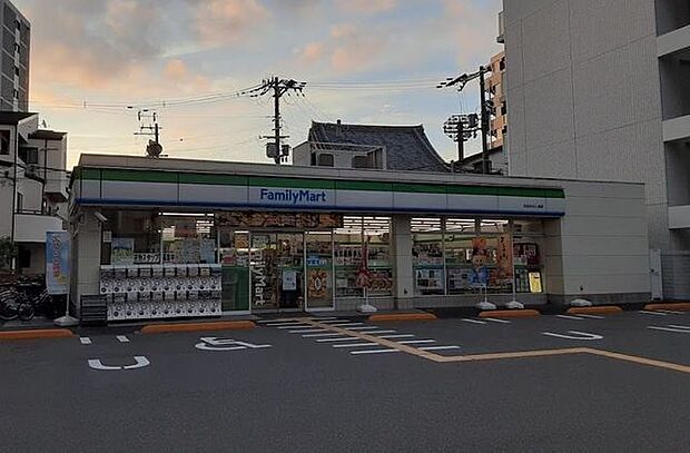 ファミリーマート本田みなと通店 290m