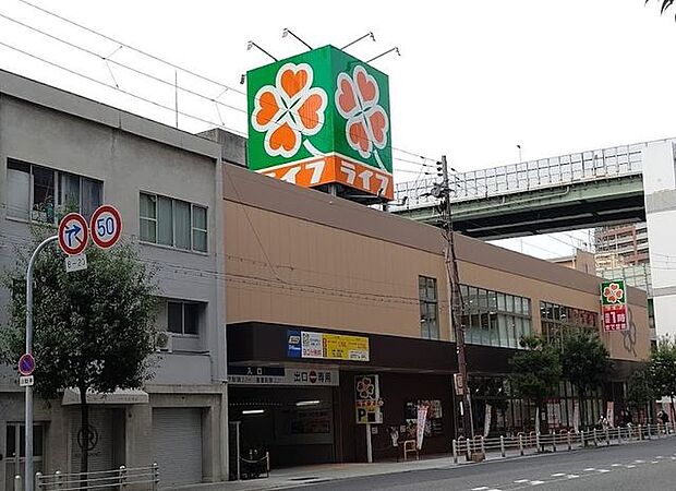 ライフ 阿波座駅前店 280m