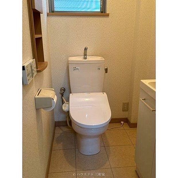 2階のトイレには便利な収納棚がございます！インテリアなどを飾るとより良い空間になりそうです♪