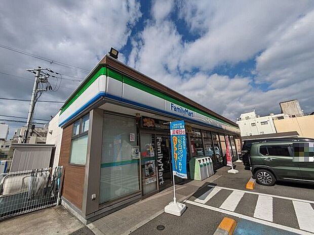 ファミリーマート 和歌山築地店 280m