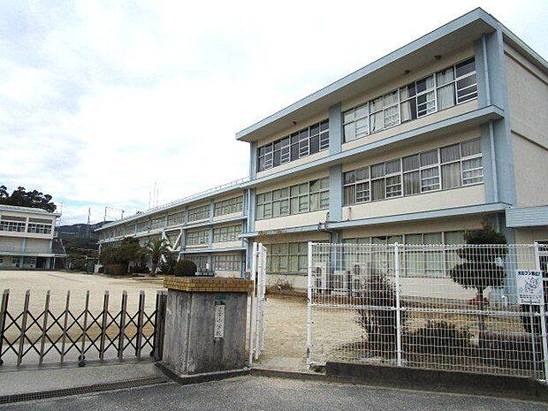 岩国市立由宇小学校 徒歩8分。 590m