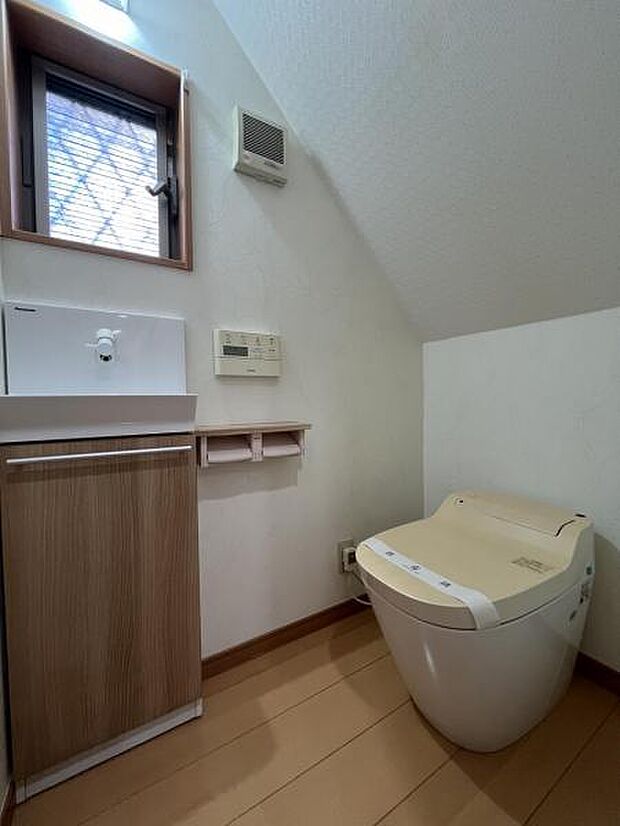 〈1階トイレ〉手洗い場のある清潔感のあるトイレです。