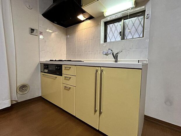 壁に沿ってキッチンを配置することで、限られたスペースを効率よく活用することができます！