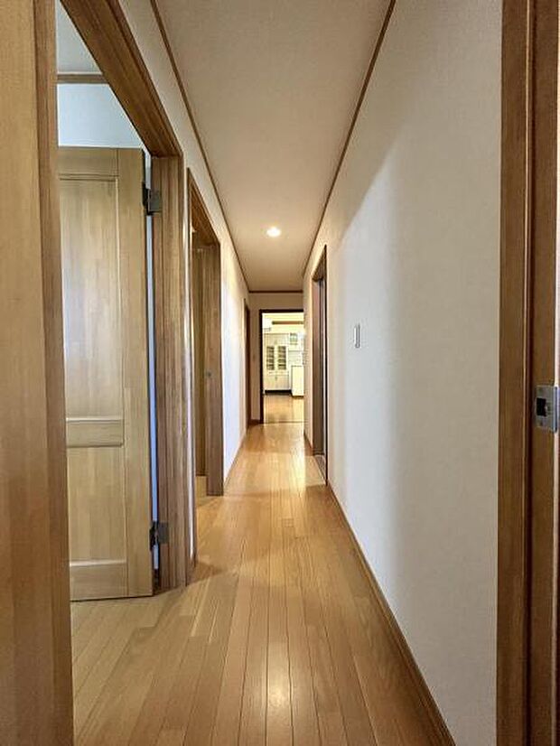 各部屋に繋がる廊下も明るい光が差し込みます。廊下を通り抜けて自然とご家族がリビングに集まりそうです。