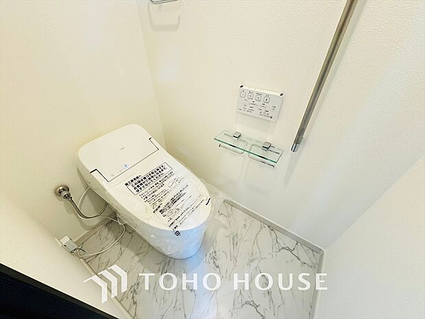 清潔感と快適性を兼ね備えた、心地よいトイレ空間。清潔さと快適さを備えたちょうどよいスペース。