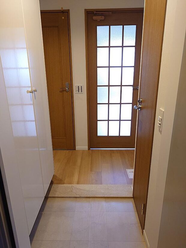 玄関には、シューズボックス、トランクルームに繋がる扉もあります。