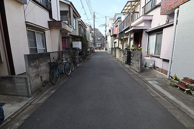 物件の北側前面道路周辺は戸建が並ぶ住宅街です。前面道路は車はほとんど通りませんので、お子様も安心です。