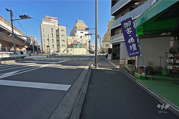 敷地西側の前面道路（南側から）