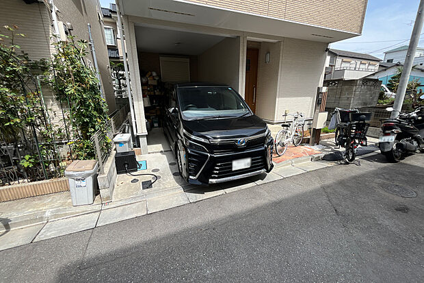 物件の駐車スペース屋根もついているので、雨の日でも乗り降りも楽にできます。