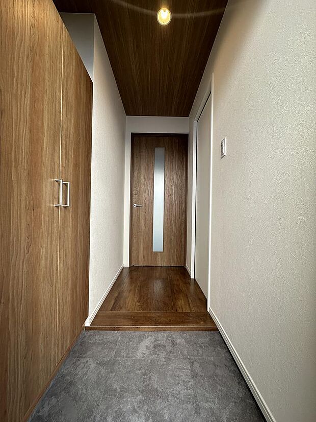 玄関からダイニングキッチンまでの間に廊下と扉を設けることで、直接の外気を遮り、来客時には目隠しとなり、安心感が生まれます
