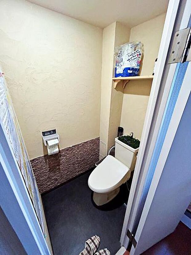 トイレには快適な温水洗浄便座付。いつも使うトイレだからこそ、こだわりたいポイントですね。