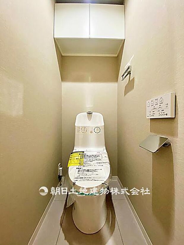 トイレには快適な温水洗浄便座付。いつも使うトイレだからこそ、こだわりたいポイントですね。