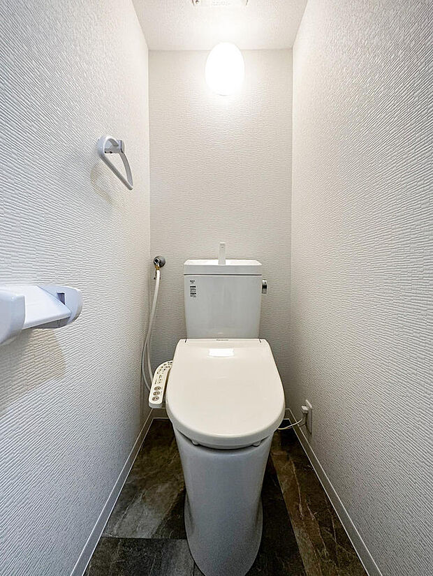 【トイレ】・白を基調としたすっきりとした空間