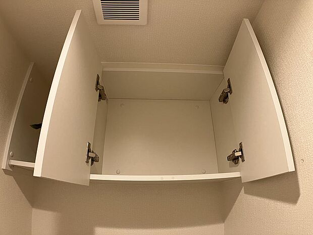 トイレ上部は吊戸棚を設置！サニタリー用品の収納に活躍です♪