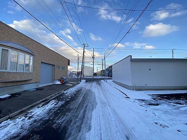 向かって左側前面道路です☆