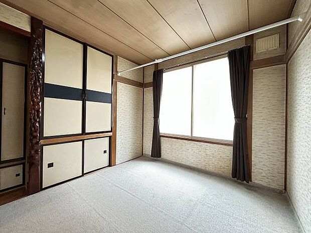1階6畳の和室には収納と仏間があります☆