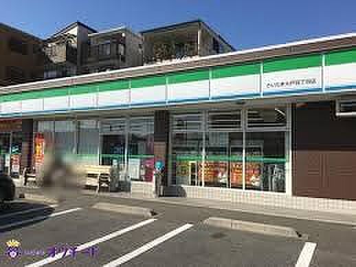 ファミリーマートさいたま大戸四丁目店 徒歩3分。 180m