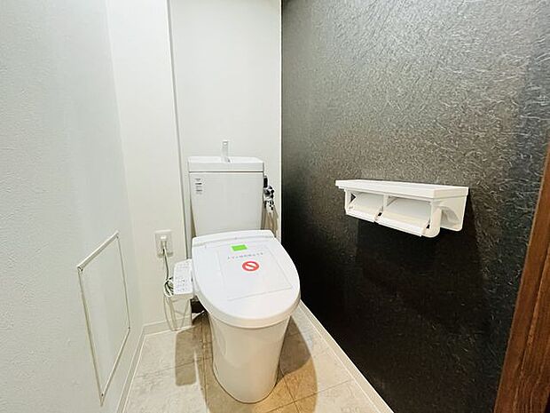 水洗トイレは掃除が楽にできるため、清潔に保つことができます。清潔感のあるシンプルなデザインのトイレです。