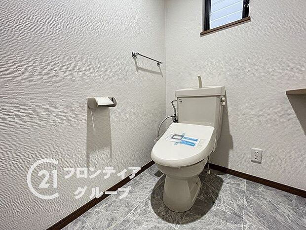 匂いがこもりがちなトイレも窓付きで換気ができますよ