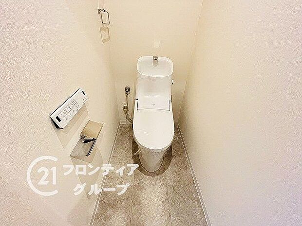 白を基調とした、清潔感のあるシンプルなデザインのトイレです。水洗トイレは掃除が楽にできるため、清潔に保つことができます。