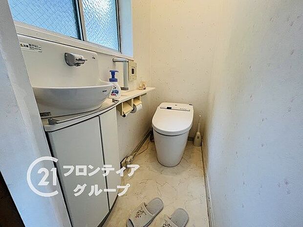 匂いがこもりがちなトイレも窓付きで換気ができますよ