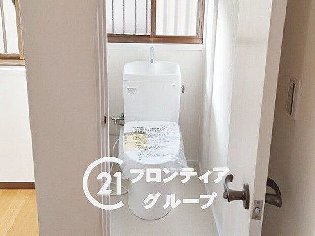 白を基調とした、清潔感のあるシンプルなデザインのトイレです。