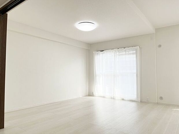 窓が多いので、光を多く取り込んでお部屋を明るく保ちます。