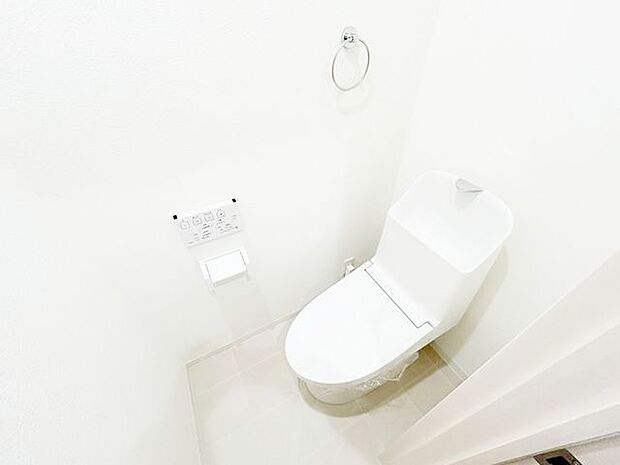 白を基調とした、清潔感のあるシンプルなデザインのトイレです。水洗トイレは掃除が楽にできるため、清潔に保つことができます。