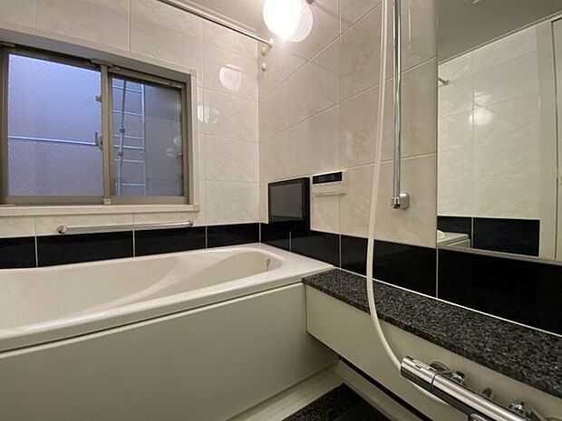 1日の疲れを癒してくれる窓付きバスルームには浴室乾燥機もあり、お掃除も簡単ですね。