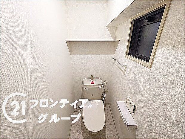 広々とした、清潔感のあるシンプルなデザインのトイレです。掃除もしやすく清潔に保つことができますね。