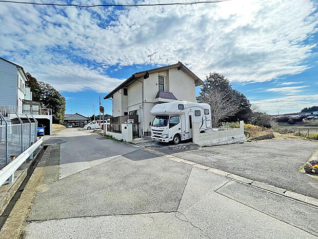 角地のため、広々開放的！駐車スペースは２台分です。 