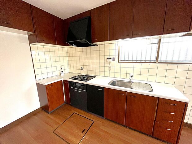キッチンはL字型で作業スペースが広く、効率良く調理を進められます。南壁面の吊戸棚は出入口の手前まであり、収納場所が豊富なのも嬉しいポイントです♪