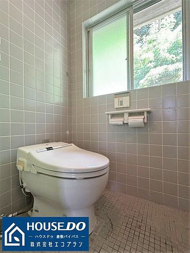 【トイレ】トイレは白色基調の清潔感あふれるトイレ！窓付きで嫌な臭いもこもりませんね♪