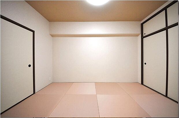 リビングに隣接する約6帖の和室！リビングに馴染むよう、縁なしのカラー畳を採用しています。
