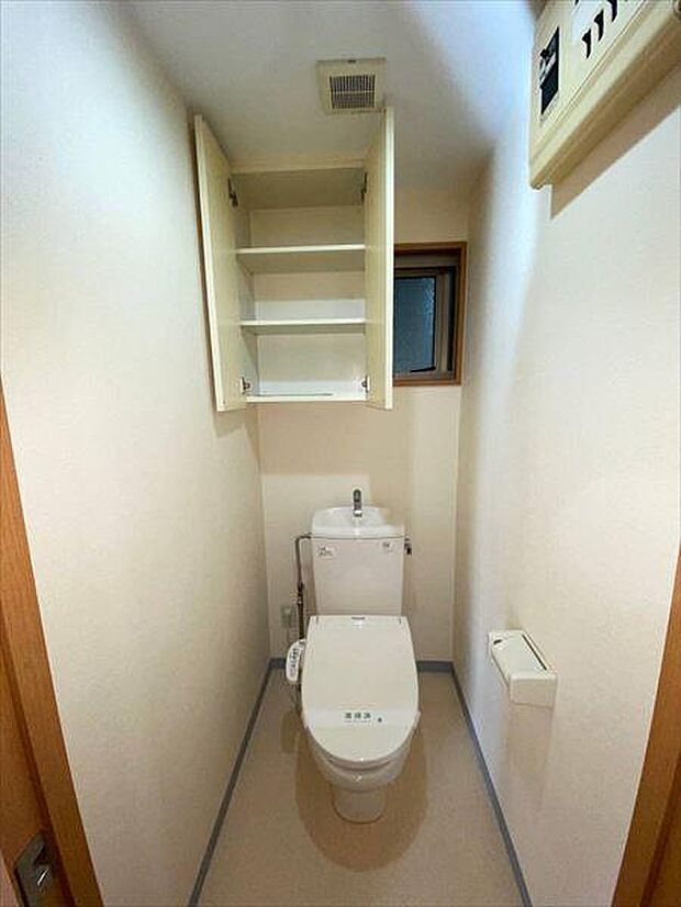 【トイレ】収納棚付きですっきりしたトイレに♪