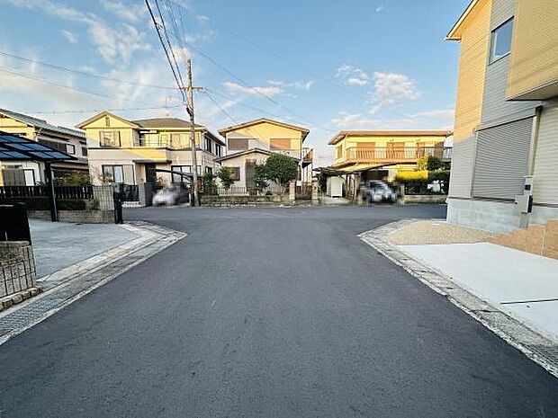 【前面道路】現地前面道路になります。