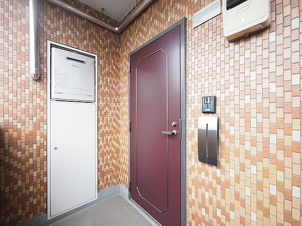 家の顔となる玄関は、格調高いデザイン性が求められます。玄関は、高級感と断熱性、防犯性に優れた玄関ドアを標準装備。デザイン性だけではなく、ピッキング対策に優れたセキュリティサムターン等、防犯対策を考慮。