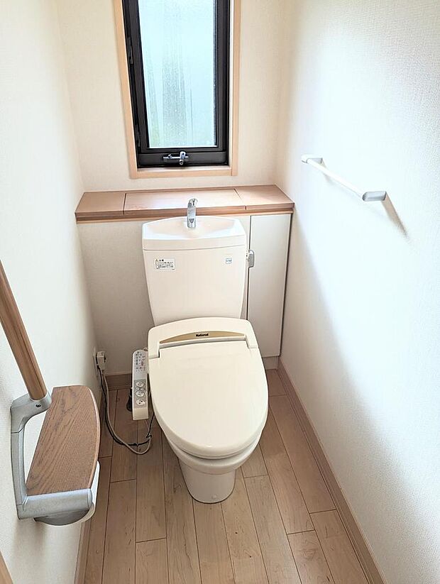 温水洗浄便座付きトイレです。窓もついて換気もできます。
