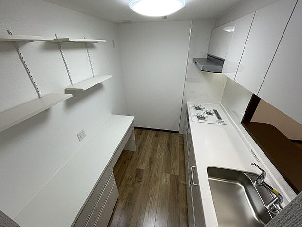 【キッチン】キッチン背面には収納スペース豊富な家電収納キャビネット付きです