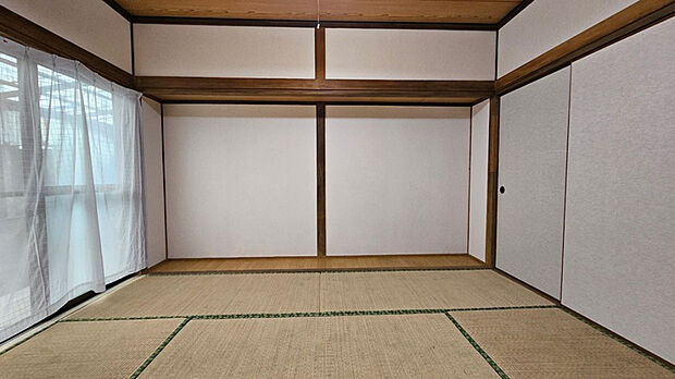 西側の和室には衣類や日用品を収納するためのタンスが置ける板間がります。
