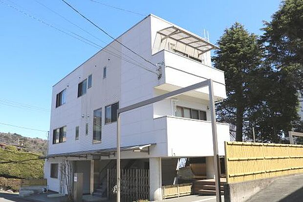 西熱海町の3階建の大型邸宅のご紹介です