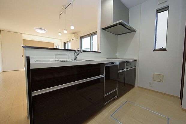 1階キッチン　対面式　IH仕様　食洗機付