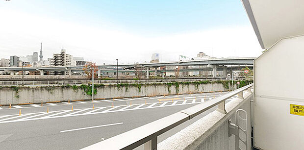隅田川沿いには隅田川テラスがあり、お散歩やジョギングなどに最適です。