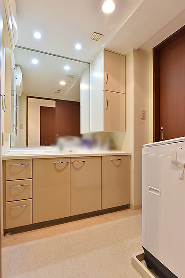 ワイドなスペースを確保した洗面化粧台のカウンターにはクリスタルホワイト色の人造大理石を採用。