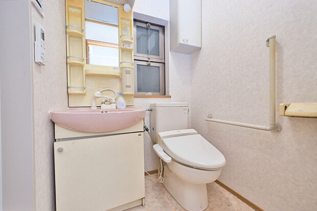 1階。トイレの横に洗面台があるためすぐ手を洗うことができ、衛生面も良好です。