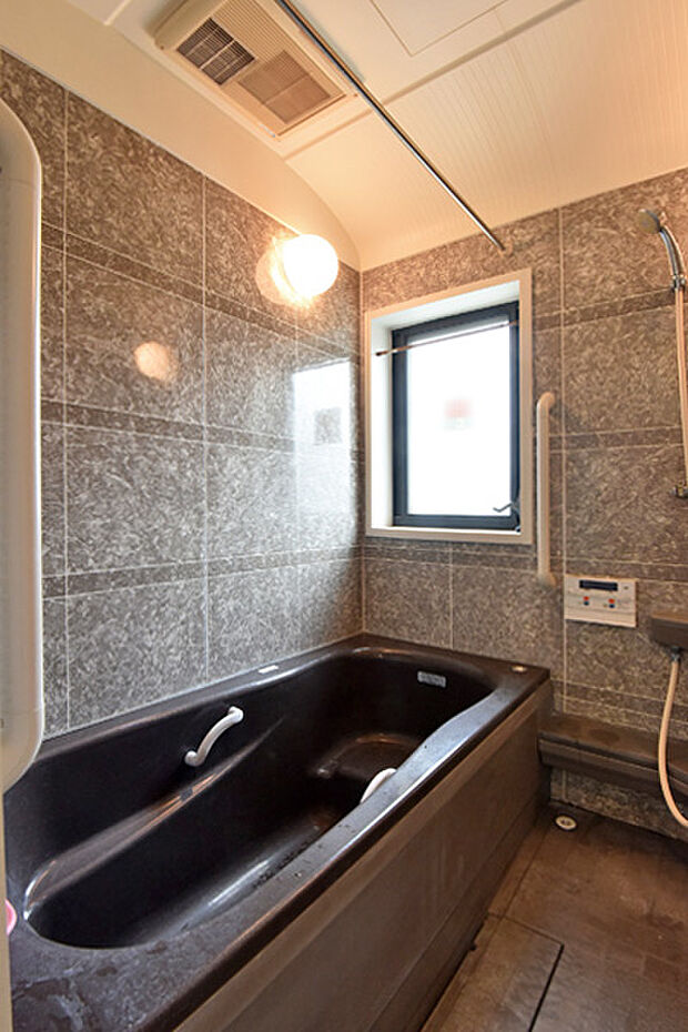 湿気がこもりやすい浴室に嬉しい窓がございます。また浴槽への出入りの際に役立つ手摺が設置されています。